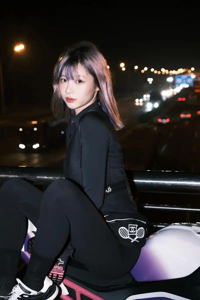 痞幼早期写真照小太妹形象曝光_痞幼抽烟机车女神形象争议_网红痞幼黑料照片,